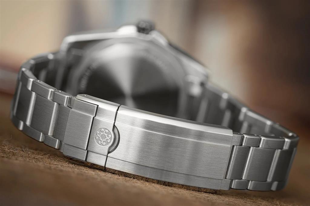 Oceanking 60-Minute with Date165BL60AB - back side view