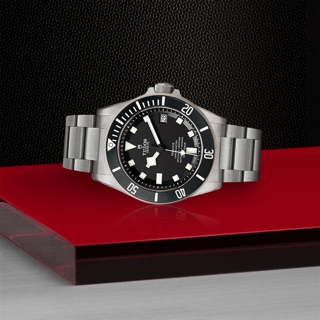 Pelagos 42mm Titanium M25600TN-0001